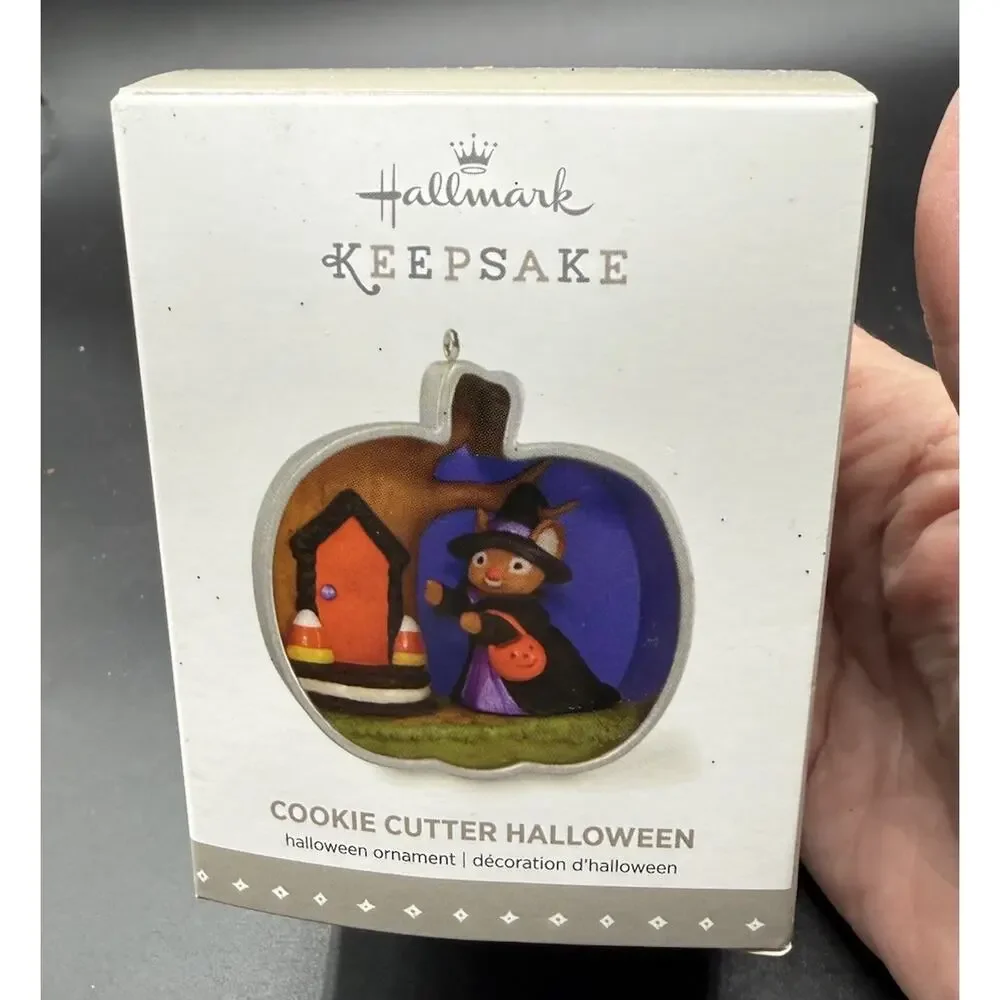 Hallmark “Cookie Cutter Halloween” Mouse Witch in Pumpkin Cookie New! -44D